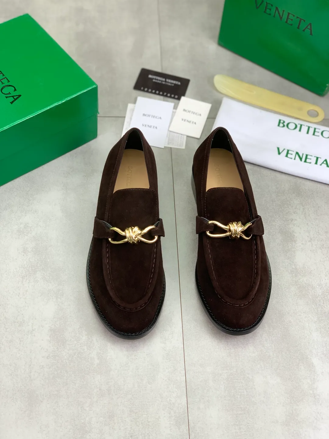 Men's shoes 💰P820 [New model] (genuine leather outsole) water-dyed cow lining 💰High-quality business couple leather shoes 💎💎💎 BOTTEGA VENETA official website synchronizes the latest top version of BV in the market, accept material comparison, shoe type comparison, process comparison, practical and textured, versatile and suitable for any occasion, the more you look at it, the more flavorful it becomes. Purely hand-knitted craftsmanship - Upper material, calfskin imported from Italy 🇮🇹 - High-quality water-dyed cowhide lining - Original private model customized leather outsole -Size: Female 35-39 (40 ordered) Male 39-44 (38 45 can be customized) Color: Multiple colors available